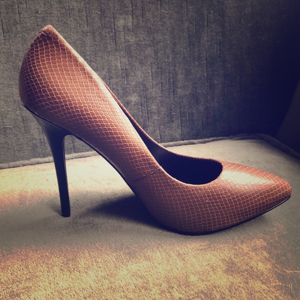 Guess by Marciano size 9 tan opera pumps